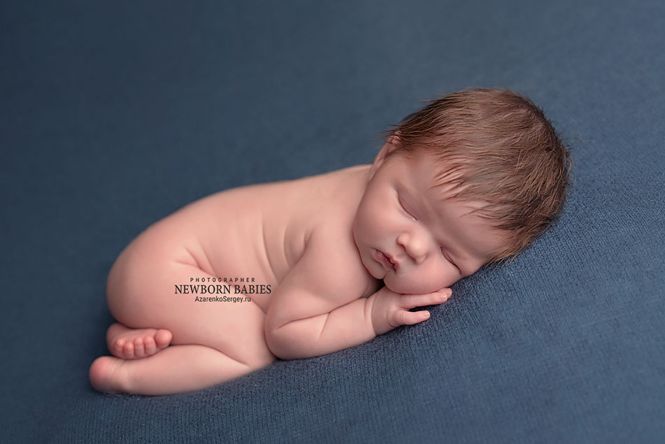 Новорожденный малышь в стандартной позе
