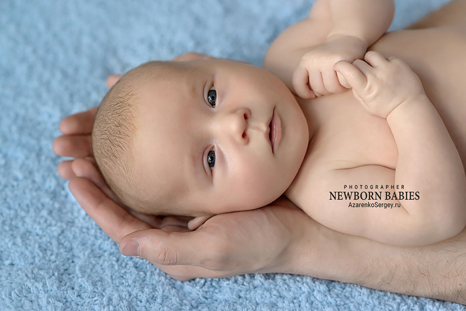 Фотография новорожденного в  папиных лодошках