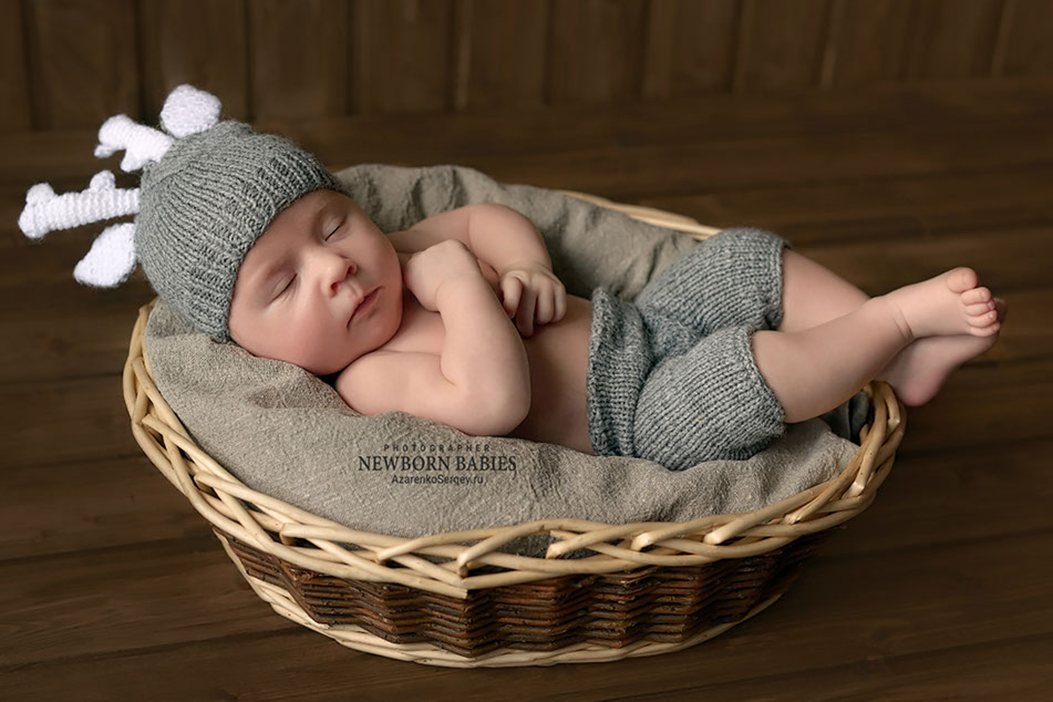 Малышь в костюме оленёнка спит в корзине на фотосессии