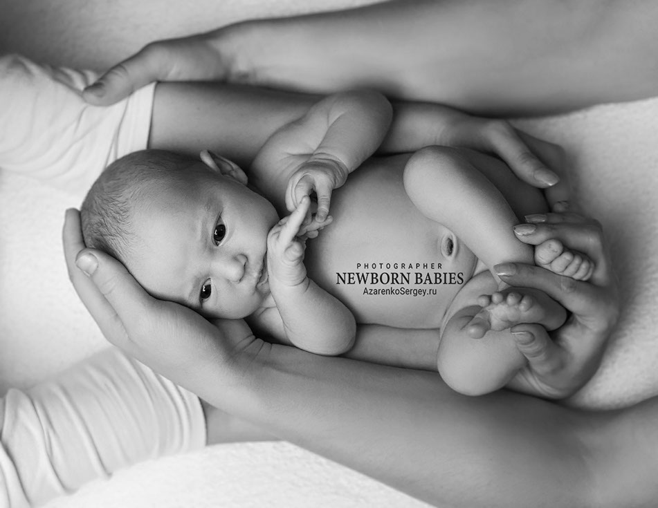 Руки родителей дают понять насколько же крошечный новорожденный малыш